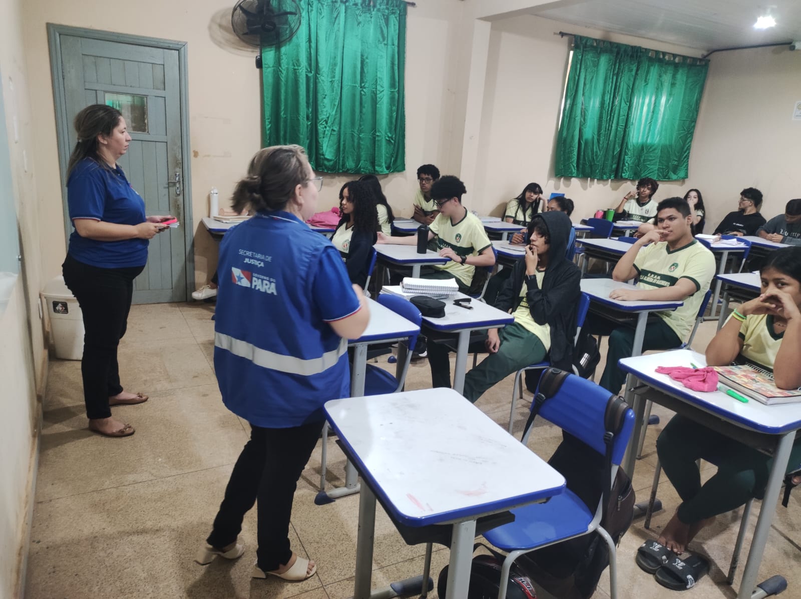 Equipe da Seju em Altamira alerta estudante sobre os riscos do cigarro eletrônico