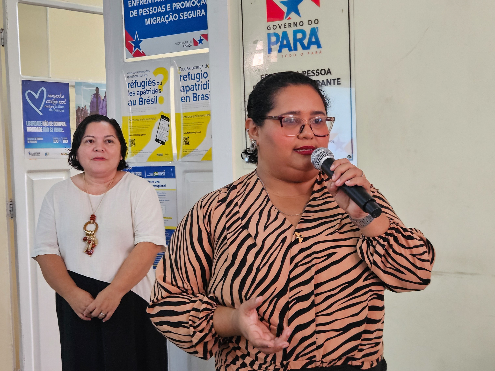 Andréa Schalken, pedagoda da Fasepa, explica ao público sobre o projeto Apoena Eco 30