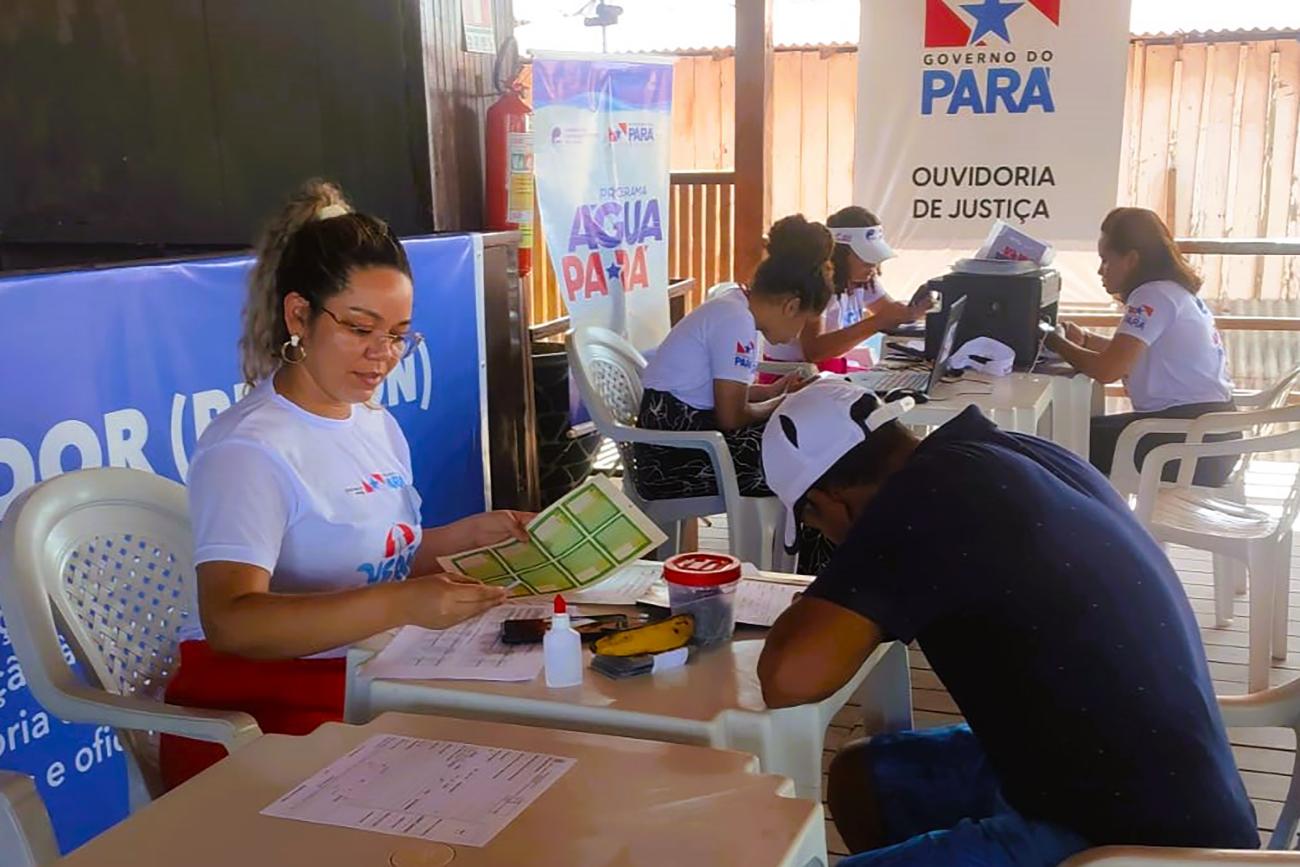 Atendimento na barraca da cidadania, coordenada pela Seju