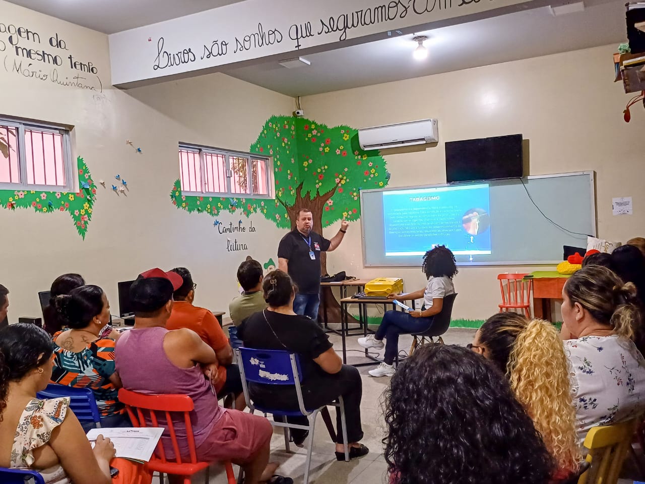 Coordenador do Cenpren, Almir Santos, em palestra com pais de alunos sobre prevenção às drogas